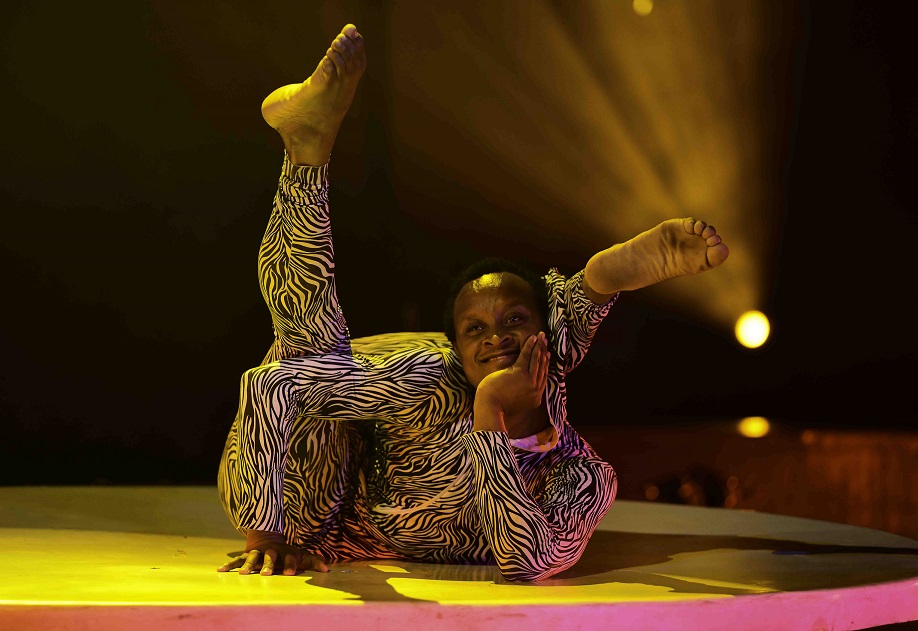 gandeys-circus-newcastle-under-lyme-big-top-blogger-review-uk-show-acrobat