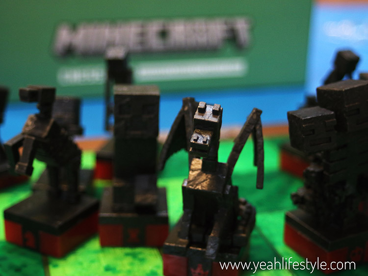 Review: Minecraft Chess Set from The Noble Collection