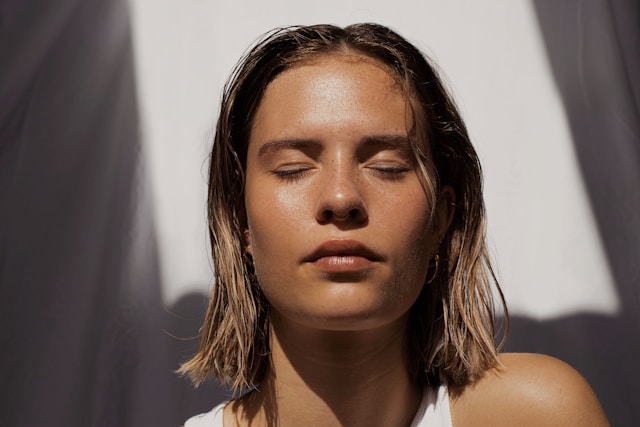 How to Master the Poolside Skin Trend for a Naturally Radiant Complexion